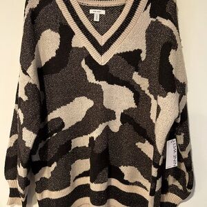 Sweater V neck size 2X NWT 
Shiny camo
